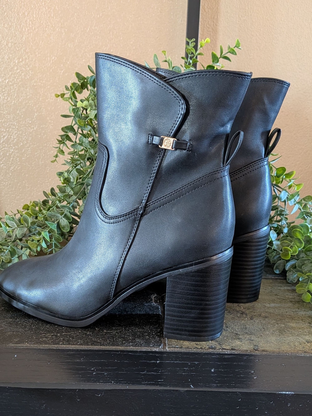 NWT! Giani Bernini Olaa ankle bootie in black W/ memory foam cushioning, sz 9.5